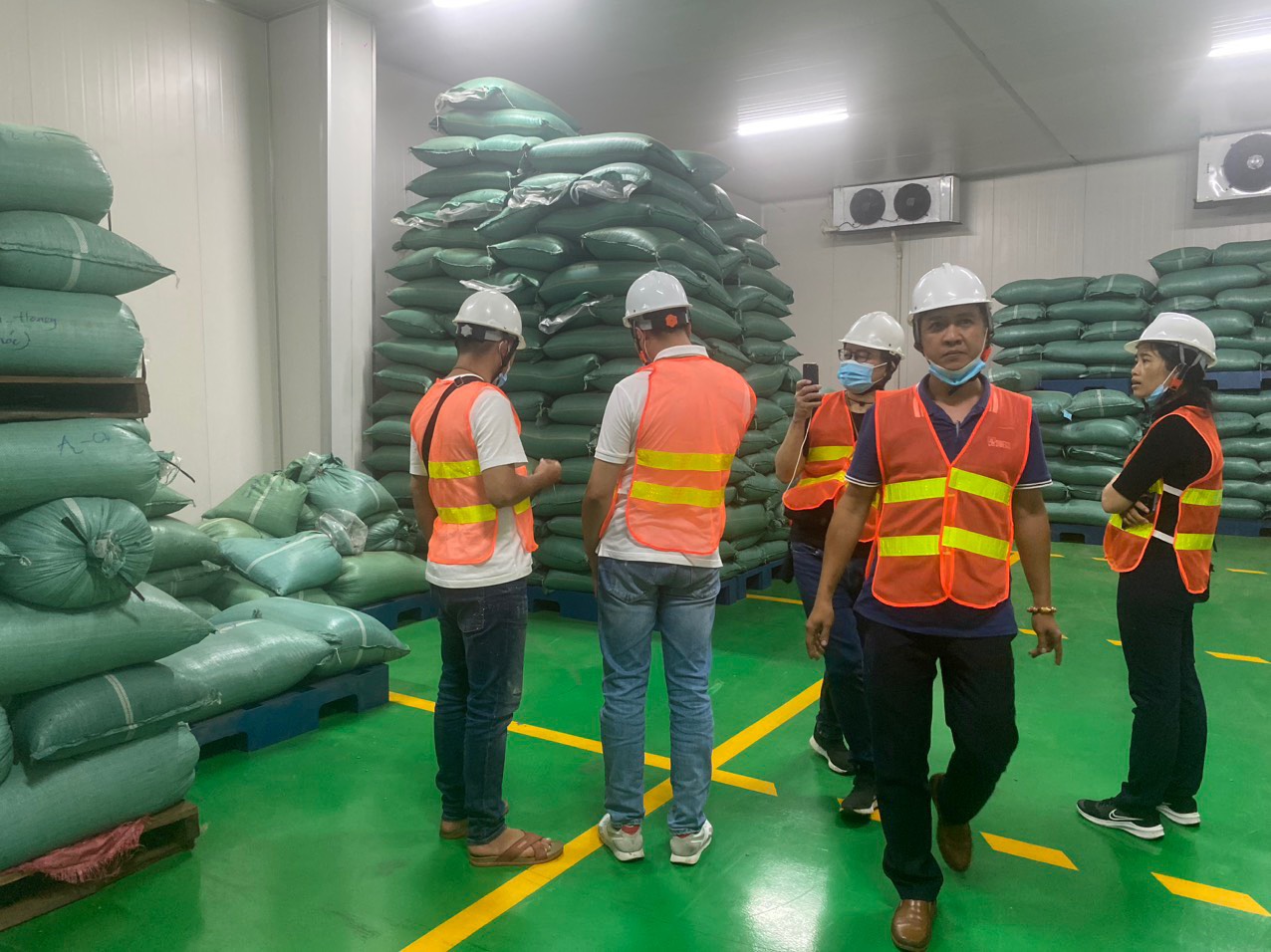 Tại nhà xưởng